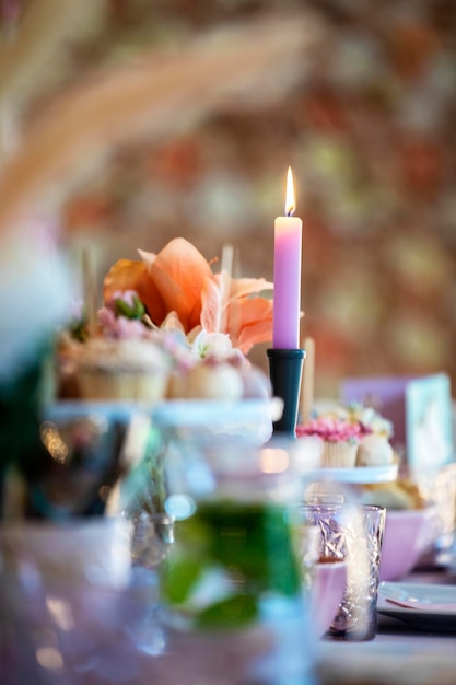 Cenário de mesa em um casamento de luxo ou festa de aniversário de chá de bebê e lindas velas de bolo de flores