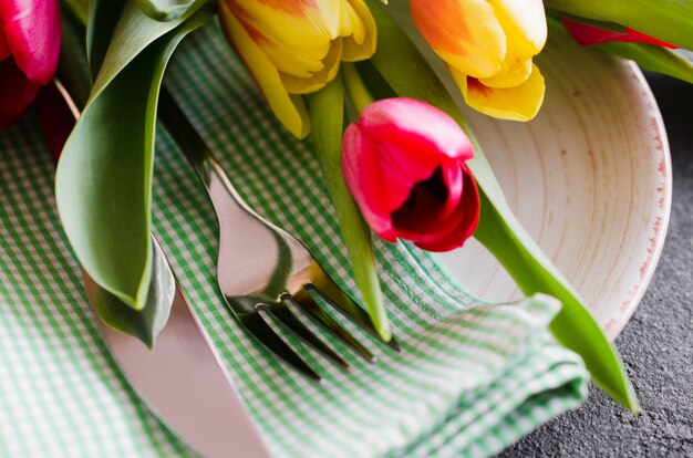 Cenário de mesa festiva com tulipas para aniversário, dia das mães ou para outro feriado.