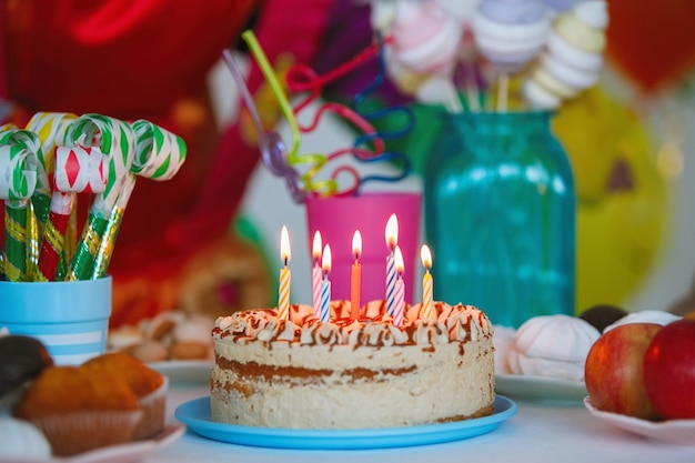 Cenário de mesa festiva para aniversário de criança