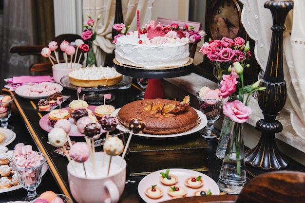 Cenário de mesa festiva para festa de casamento Salão de banquetes decorado Interior do restaurante para banquete