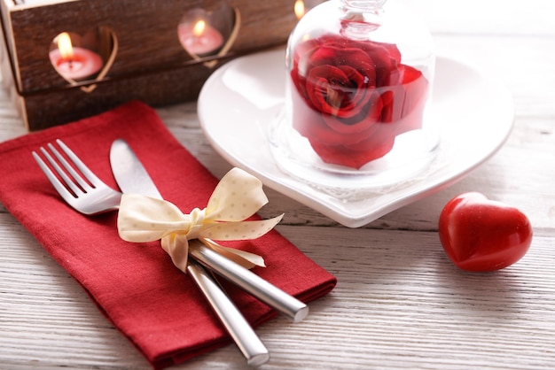 Cenário de mesa festiva para o dia dos namorados no fundo da mesa