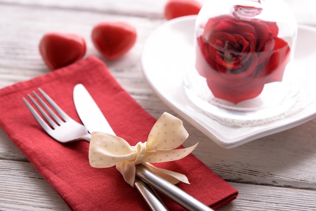 Cenário de mesa festiva para o dia dos namorados no fundo da mesa