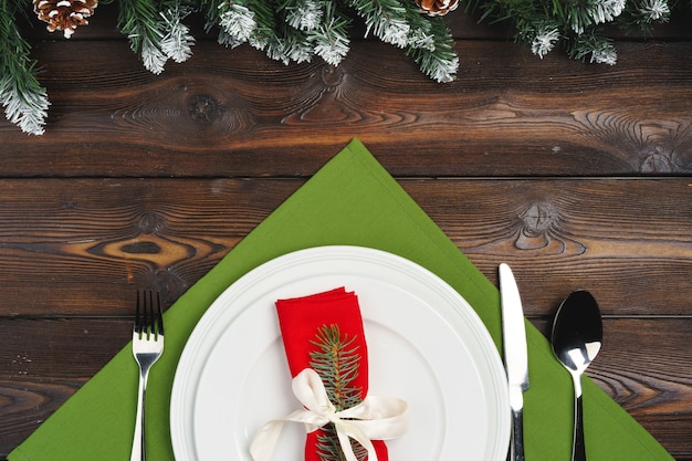 Cenário de mesa festiva para o jantar de natal, vista superior