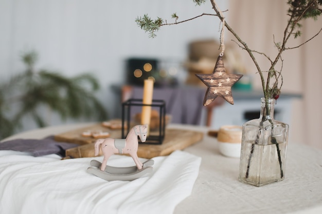 Cenário de mesa festivo com enfeites de Natal e Ano Novo