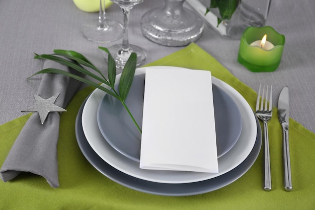 Cenário de mesa linda com folha tropical verde