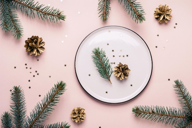 Cenário de mesa natural de natal Ramos de abeto e cones dourados