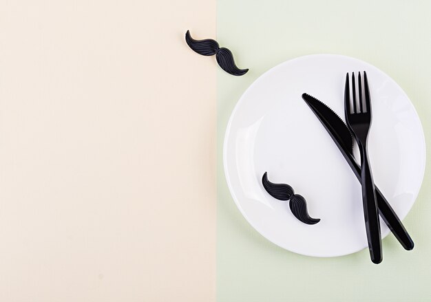 Cenário de mesa no dia dos pais com talheres e bigode. feliz dia dos pais.