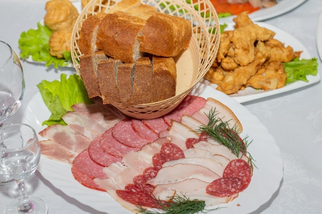 Cenário de mesa nos pratos do restaurante na mesa