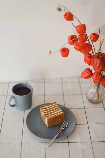 Cenário de mesa para café da manhã com visual estético de bolo delicioso