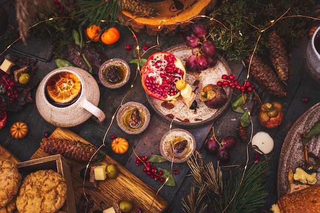 Cenário de mesa para cerimônia de casamento em estilo ecológico na floresta. Decoração com flores frescas, velas, musgo, guirlandas. Mesa de jantar estilo Boho. Vintage.