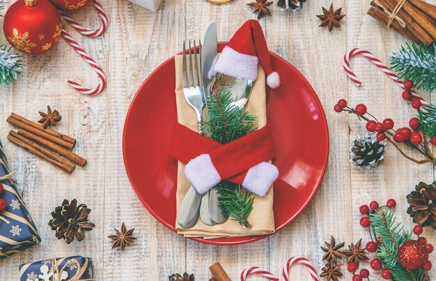 Cenário de mesa para decoração de natal. foco seletivo. sexta-feira.