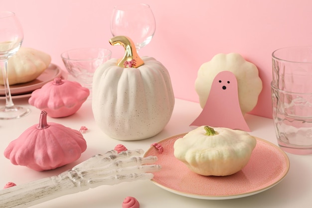 Cenário de mesa para Halloween em tons de branco e rosa