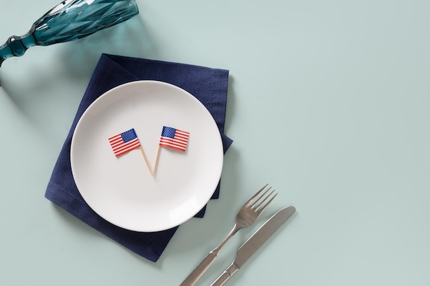 Foto cenário de mesa para o dia da independência americana em azul