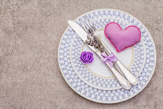 Cenário de mesa romântica com coração de feltro