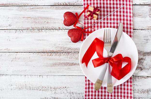 Cenário de mesa romântica para dia dos namorados em estilo rústico. vista do topo