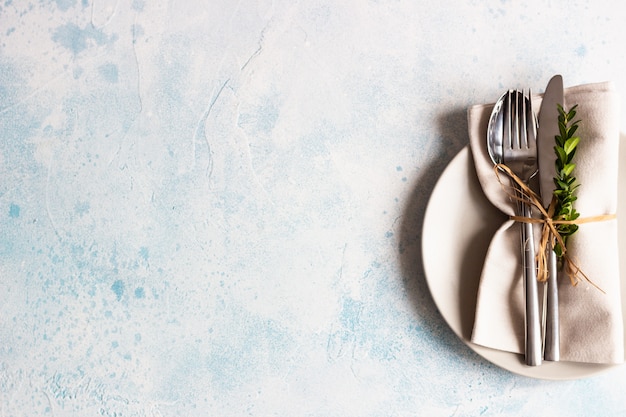 Cenário de mesa rústica com buxo com espaço de cópia. Decoração de festas em estilo provençal.