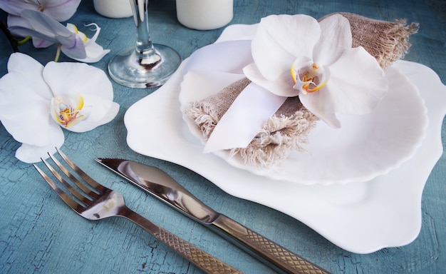 Cenário de mesa vintage com decorações de orquídea