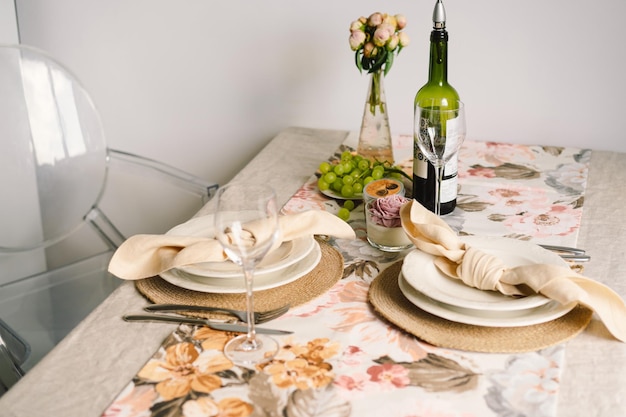 Cenário de mesa vintage com guardanapos de linho e decorações florais Feche uma refeição calma e aconchegante pela manhã ao sol