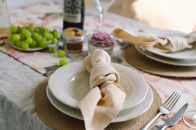 Cenário de mesa vintage com guardanapos de linho e decorações florais Feche uma refeição calma e aconchegante pela manhã ao sol