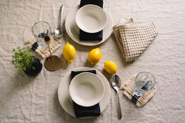 Cenário de mesa vintage com guardanapos de linho e limões amarelos Mesa de decoração Close-up Aconchegante refeição calma pela manhã ao sol