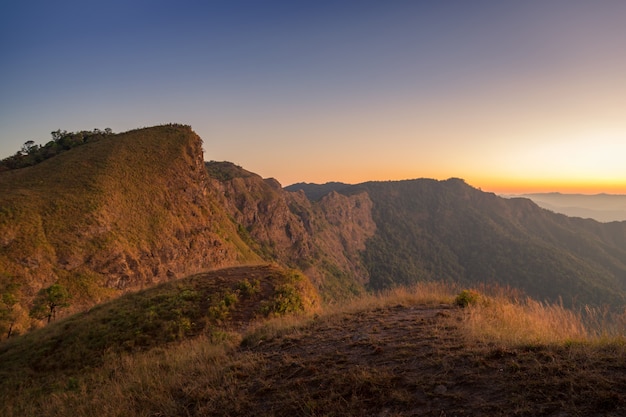 cenário de montanha com horizonte laranja do nascer do sol em Khao San Nok Wua