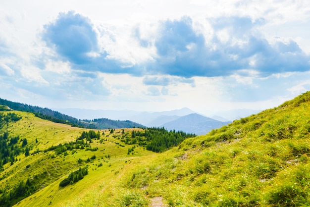 Cenário de montanhas coloridas de verão com nuvens. Babky Hill em West Tatras, Liptov, Eslováquia