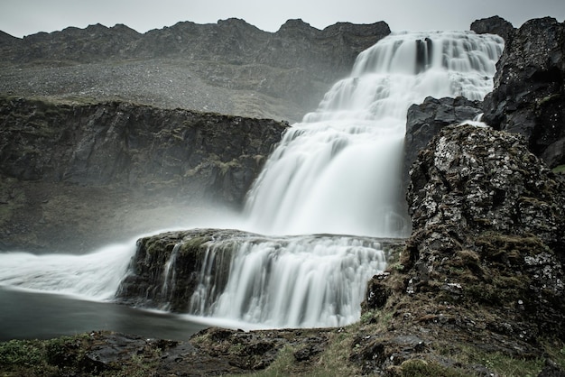 Cenário de montanhas com cachoeira de Dynjandi Fjallfoss Islândia Longa exposição paisagem de verão islandês