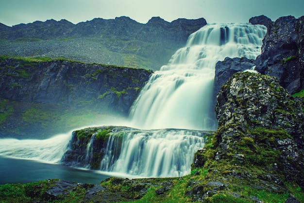 Cenário de montanhas com Dynjandi, Fjallfoss, cachoeira, Islândia. Exposição longa. Paisagem do verão islandês.