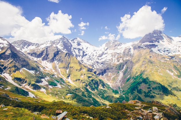 Cenário de montanhas rochosas, Alpes, Áustria. Grossglockner. Vista da montanha.