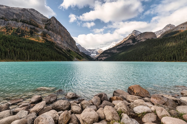 Cenário de montanhas rochosas com céu azul em lake louise no parque nacional de banff
