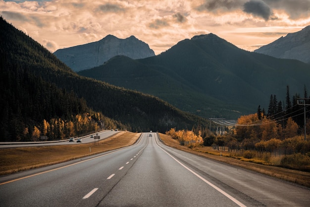 Cenário de montanhas rochosas e estrada rodoviária à noite no parque nacional de Banff, Canadá