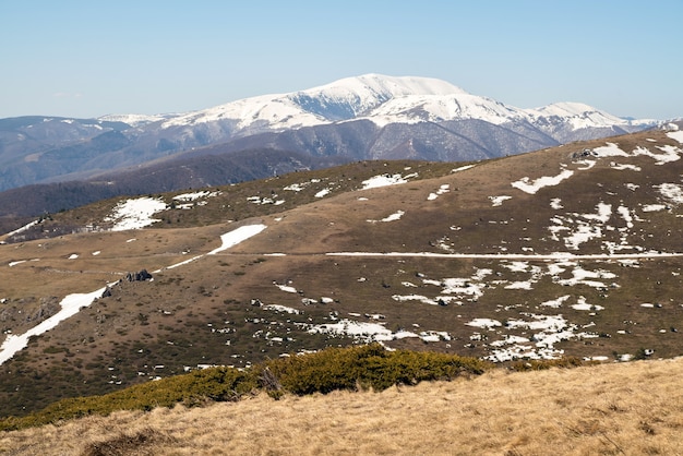 Cenário de neve derretendo nas montanhas.