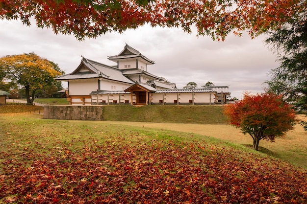 Cenário de outono do parque do castelo de kanazawa em kanazawa japão