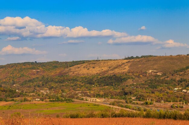 Cenário de outono pitoresco com céu azul e árvores de outono coloridas em colinas de montanha