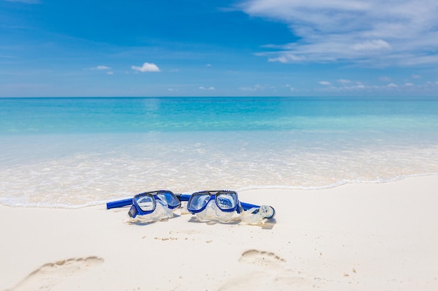 Cenário de praia de verão com googles de equipamento de snorkel na areia macia, aventura de liberdade de atividade recreativa