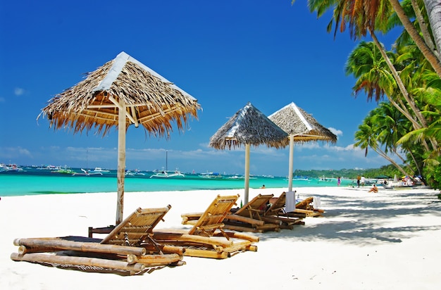 Cenário de praia tropical com coqueiros e mar azul-turquesa. Ilha de Boracay, Filipinas