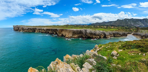 Cenário de verão da costa rochosa da praia de Guadamia (ou Aguamia). Astúrias, Espanha. Panorama de costura de dois tiros.