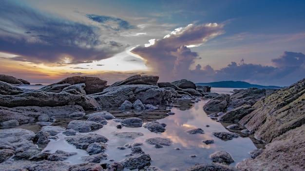 Cenário do céu de pedra do mar sereno