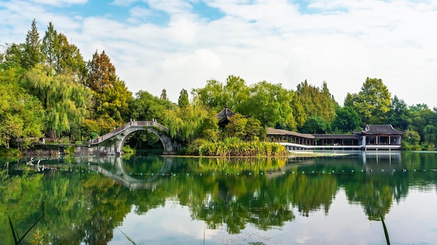 Cenário do jardim chinês do lago ocidental de Hangzhou