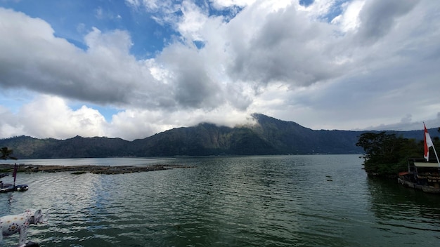 Foto cenário do lago e monte batur em bali indonésia destino de viagem sudeste asiático