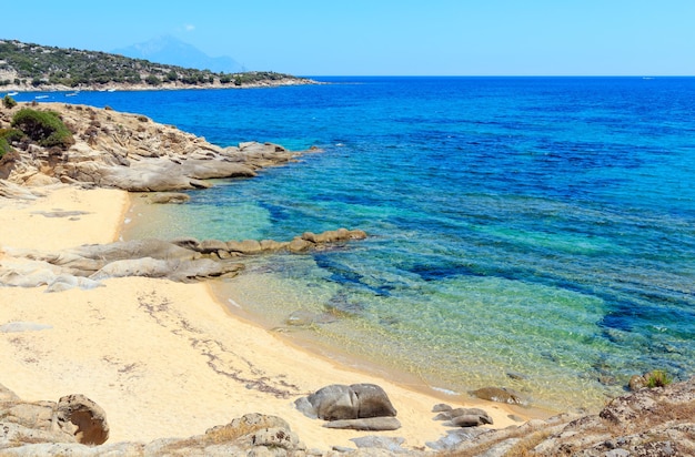 Cenário do mar de verão com água transparente água-marinha e praia de areia Vista da costa Sithonia Halkidiki Grécia