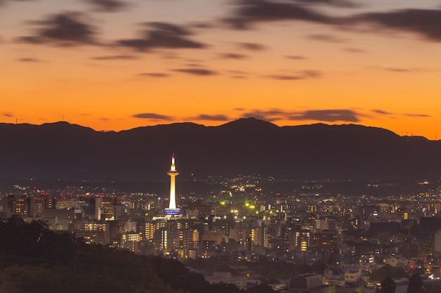 Foto cenário do marco da torre de kyoto da vista da cidade de kyoto do templo de kiyomizudera, japão