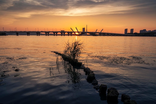 Cenário do pôr do sol da ponte Lihu na cidade de Wuxi, província de Jiangsu