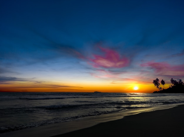 Cenário do pôr do sol na praia