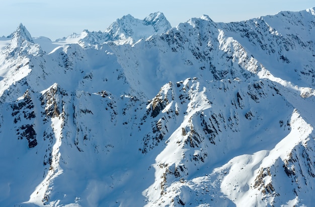 Cenário do teleférico da cabine no topo de uma rocha nevada (Tirol, Áustria).