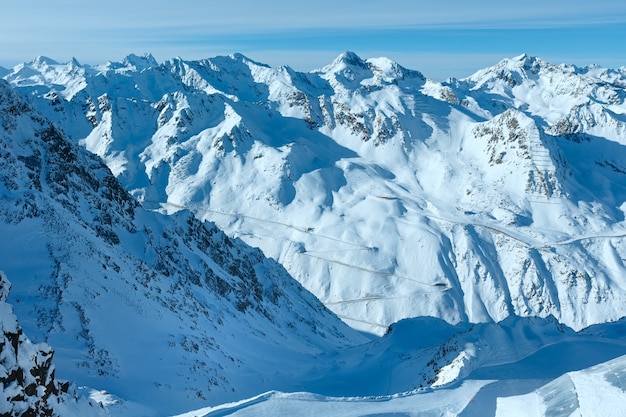 Cenário do teleférico de cabine nas encostas nevadas (Tirol, Áustria).