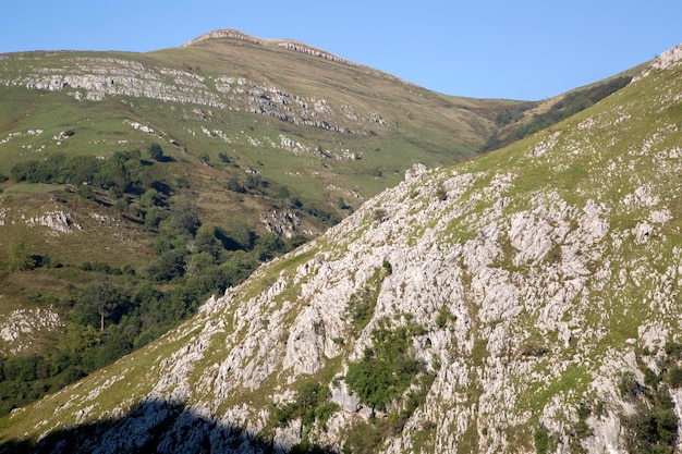 Cenário dos picos de Busampiro em Lierganes, Cantábria, Espanha