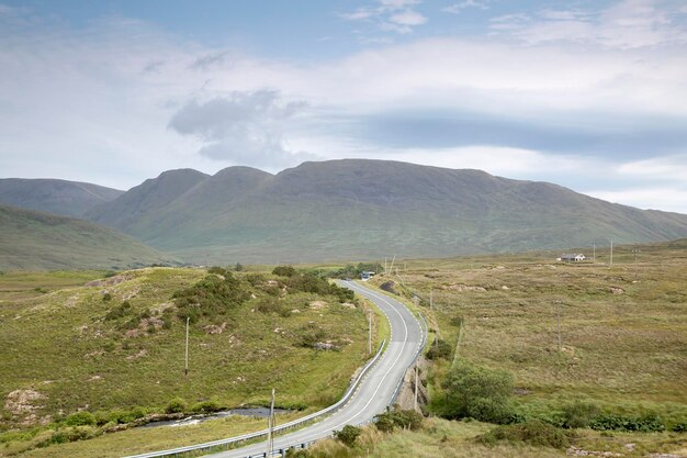 Cenário e estrada aberta Killary Fjord Connemara National Park Galway Irlanda