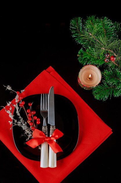 Cenário elegante de mesa de Natal com decoração festiva em preto