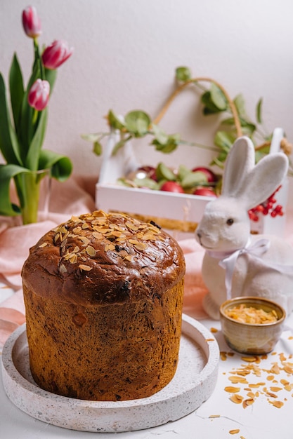 Cenário festivo de mesa de páscoa com refeição tradicional em casa